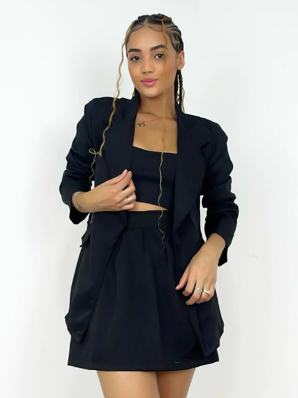 Conjunto Feminino em Alfaiataria – Blazer Max e Short Saia Colegial