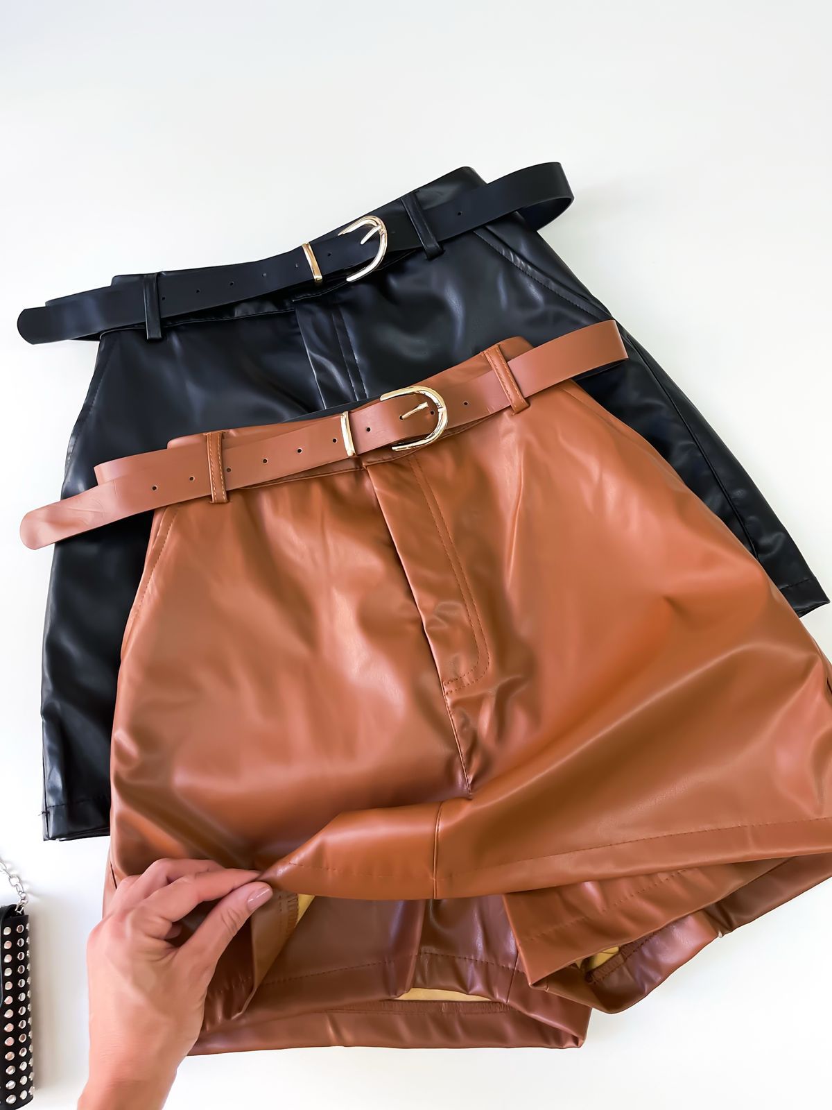 Short Saia Feminino em Courino com Bolso Faca e Cinto