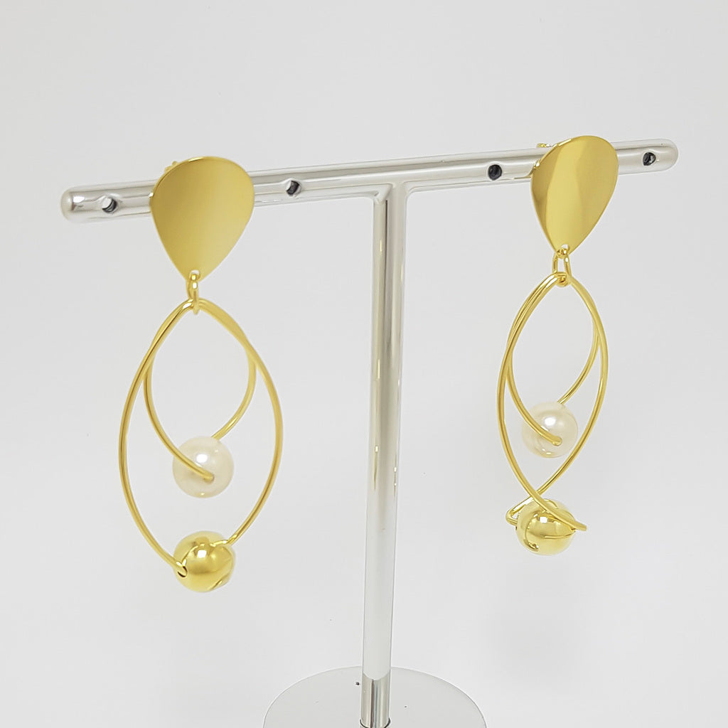 Brinco Pêndulo com Pérola e Esfera Banhado a Ouro 18K