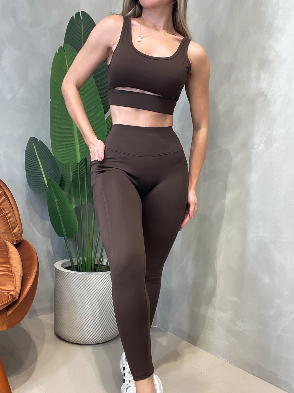 Conjunto Fitness em Poliamida com Recortes e Bolsos Laterais
