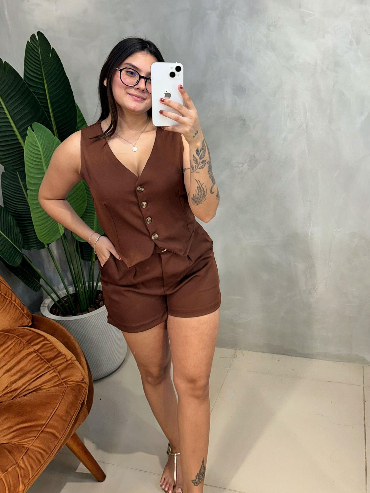 Conjunto em Alfaiataria Colete e Shorts com Cinto