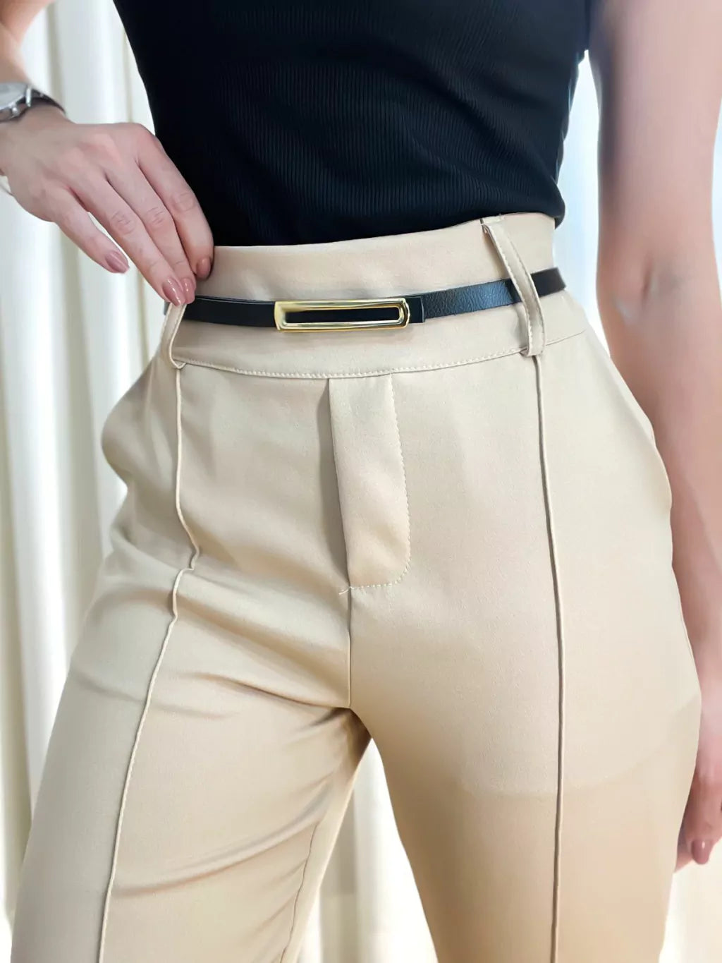 Calça Feminina Skinny em Alfaiataria com Cinto Fino e Zíper Lateral