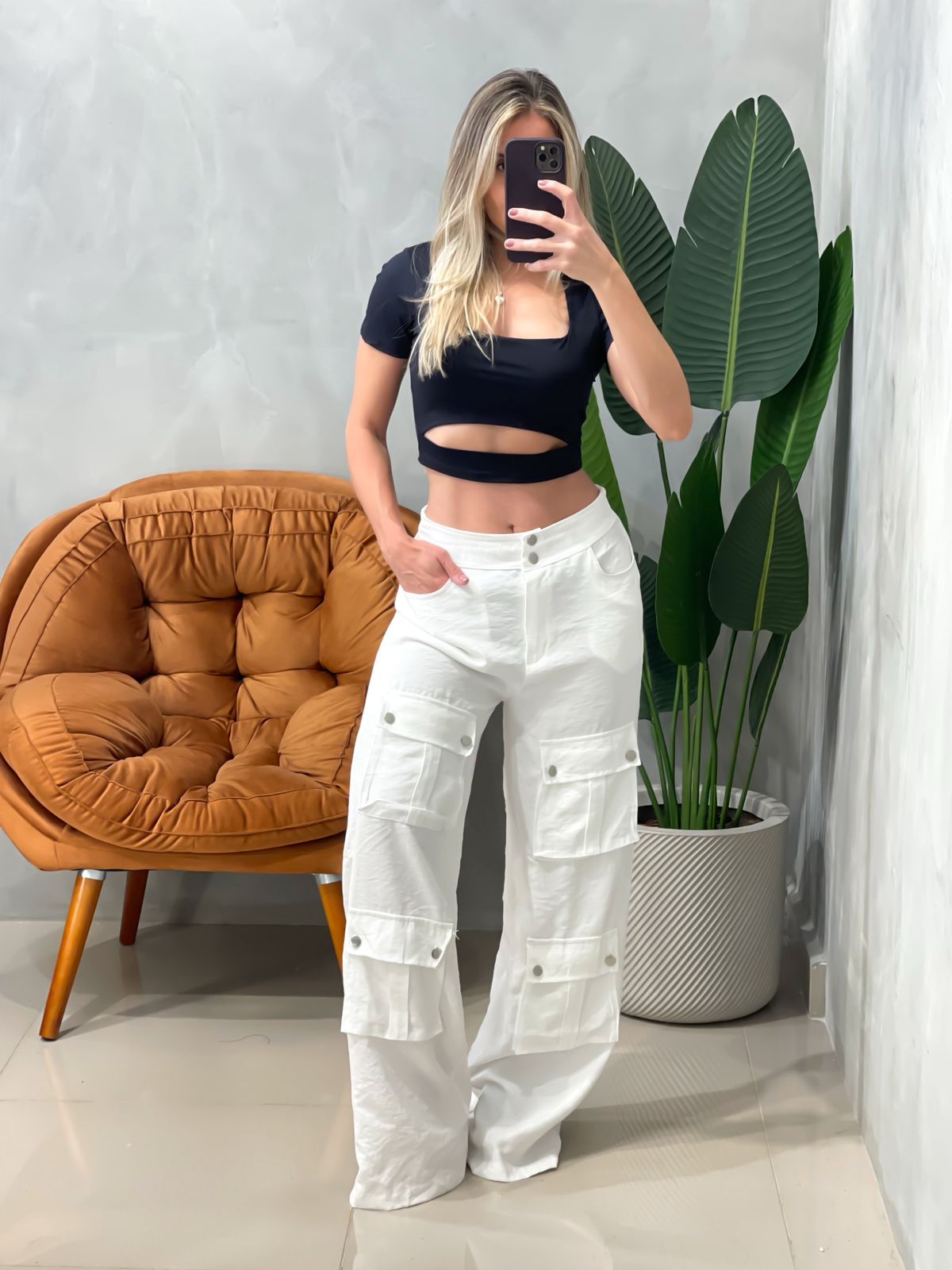 Cropped Feminino em Poliamida Manga Curta com Decote Quadrado e Recorte