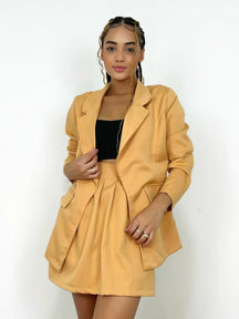 Conjunto Feminino em Alfaiataria – Blazer Max e Short Saia Colegial