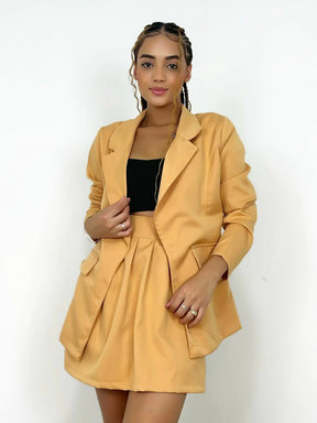 Conjunto Feminino em Alfaiataria – Blazer Max e Short Saia Colegial