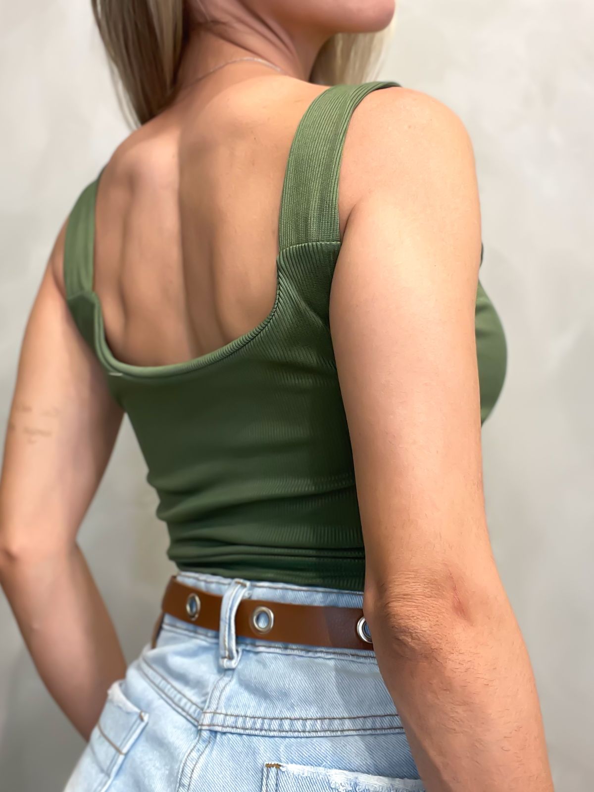 Cropped Feminino de Alça com Decote Redondo