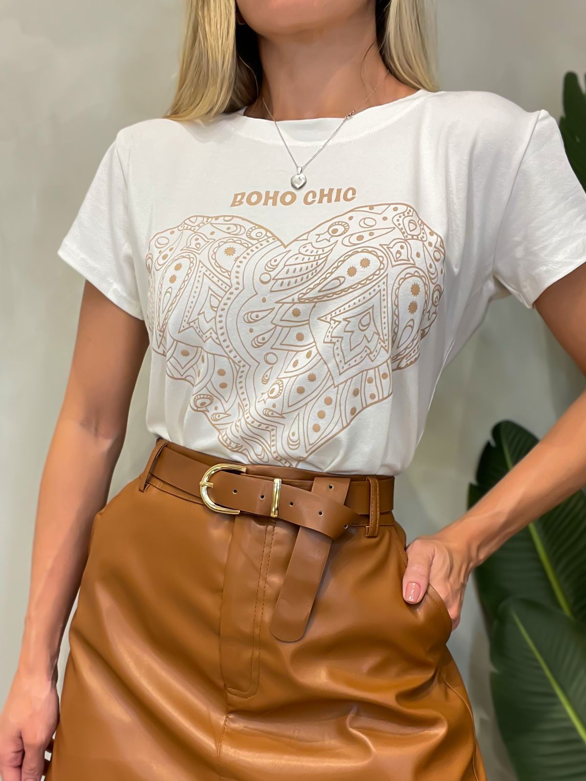 Short Saia Feminino em Courino com Bolso Faca e Cinto