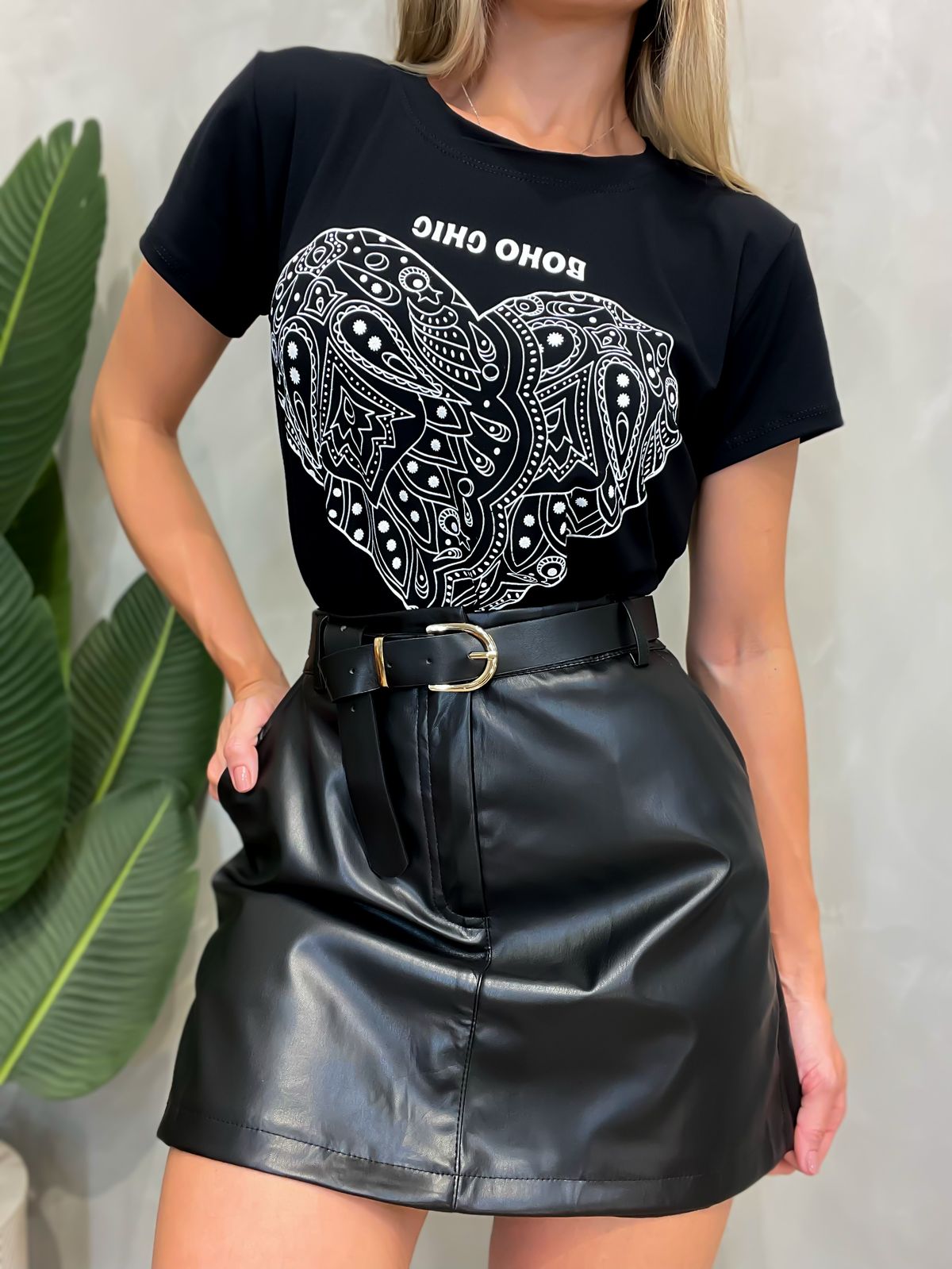 Short Saia Feminino em Courino com Bolso Faca e Cinto