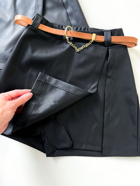 Short Saia Feminino em Courino com Fenda e Cinto