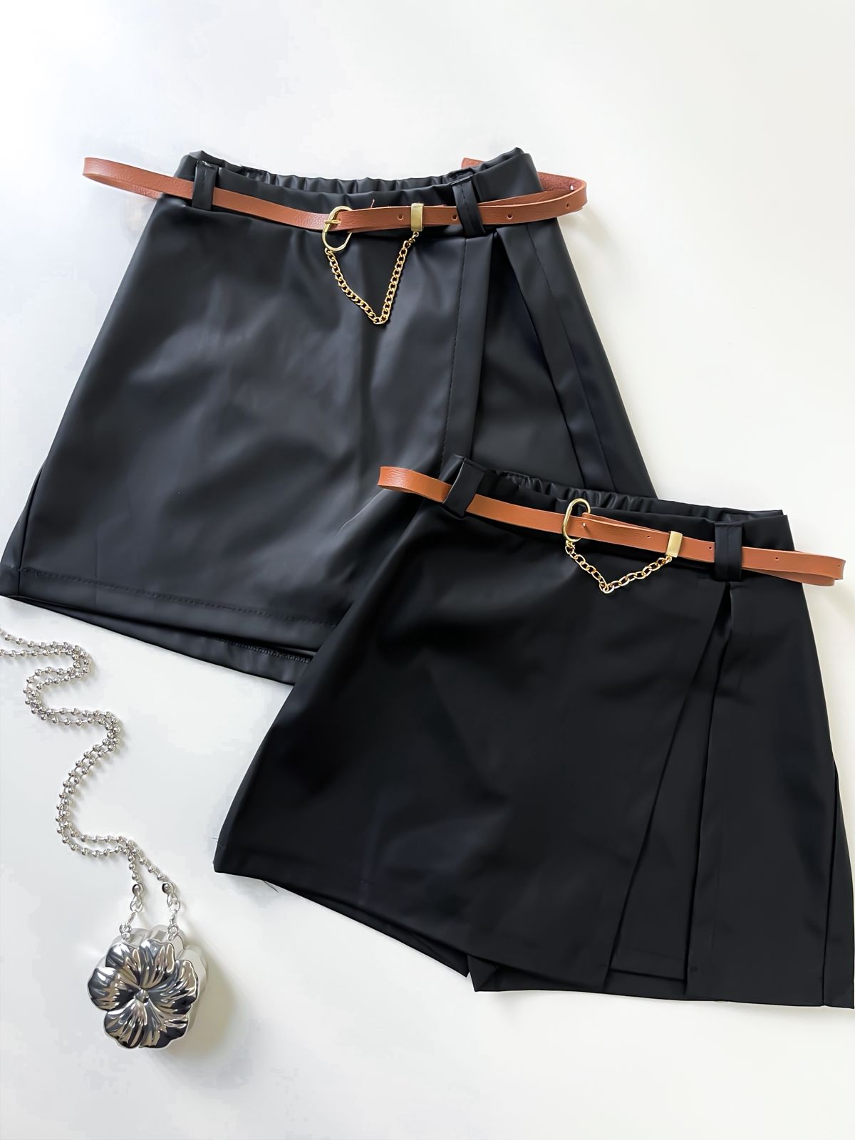 Short Saia Feminino em Courino com Fenda e Cinto