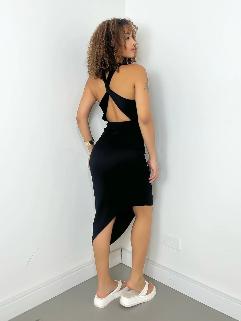 Vestido Midi Tatiane em Ribana Assimétrico com Alça Cruzada