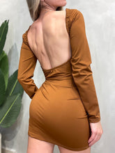 Vestido Curto Ane em Suplex com Manga Longa, Decote Quadrado e Costas Nuas