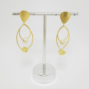 Brinco Pêndulo com Pérola e Esfera Banhado a Ouro 18K