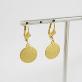 Brinco Argola Click com Pingente Medalha Pai Nosso Banhado a Ouro 18K