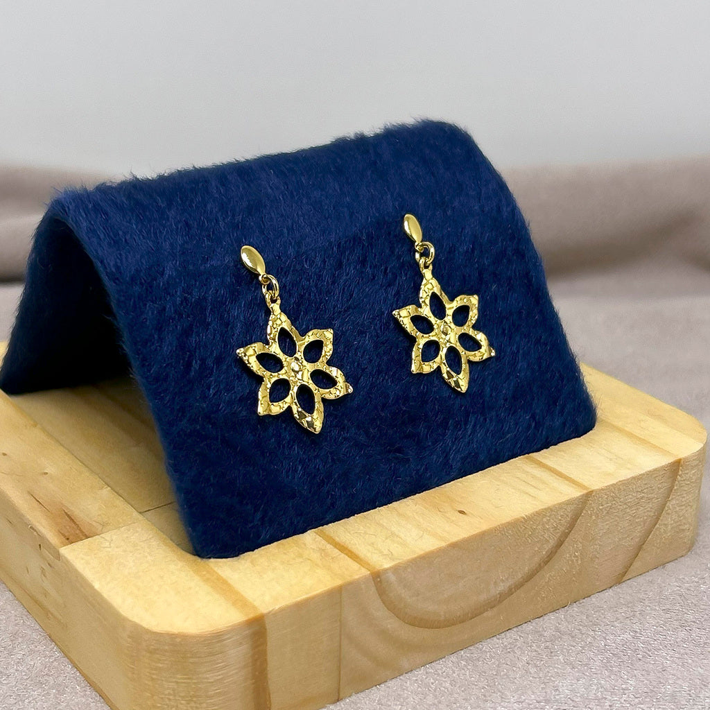 Brinco Pêndulo Flor Vazada com Bordas Detalhadas Banhado a Ouro 18K