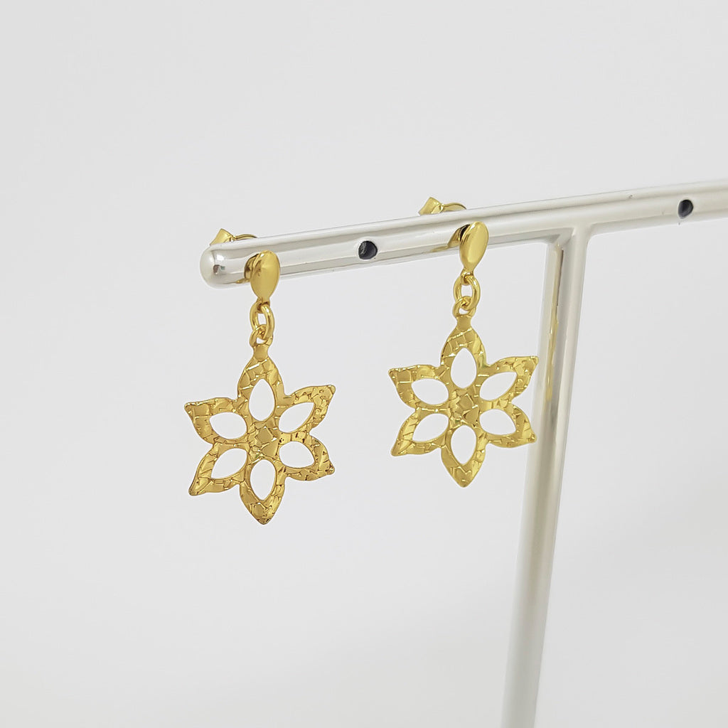 Brinco Pêndulo Flor Vazada com Bordas Detalhadas Banhado a Ouro 18K