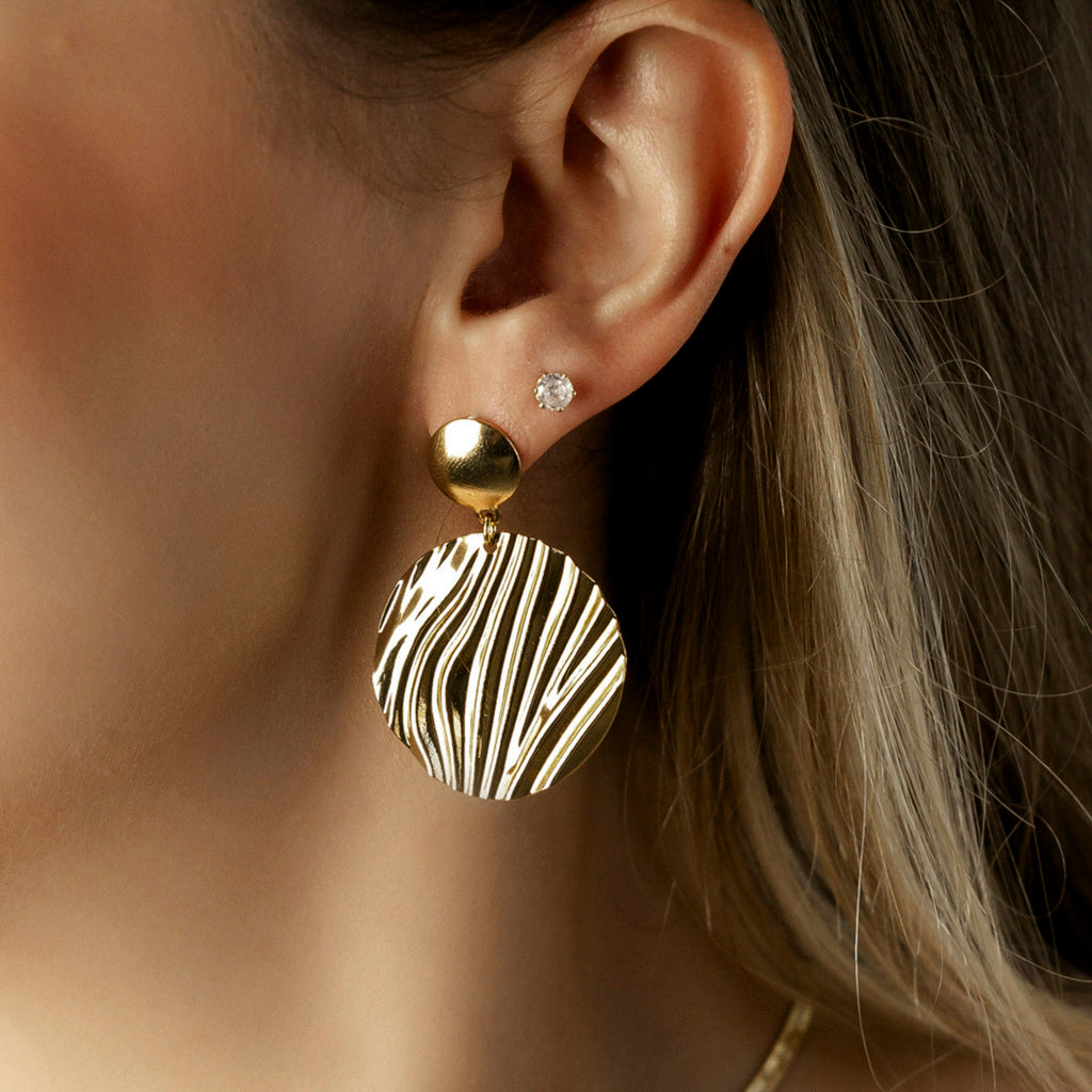 Brinco Pêndulo Orgânico Redondo com Textura Ondulada Banhado a Ouro 18K