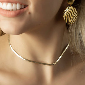 Brinco Pêndulo Orgânico Redondo com Textura Ondulada Banhado a Ouro 18K