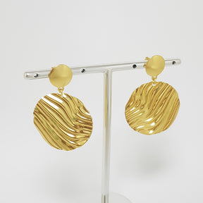 Brinco Pêndulo Orgânico Redondo com Textura Ondulada Banhado a Ouro 18K