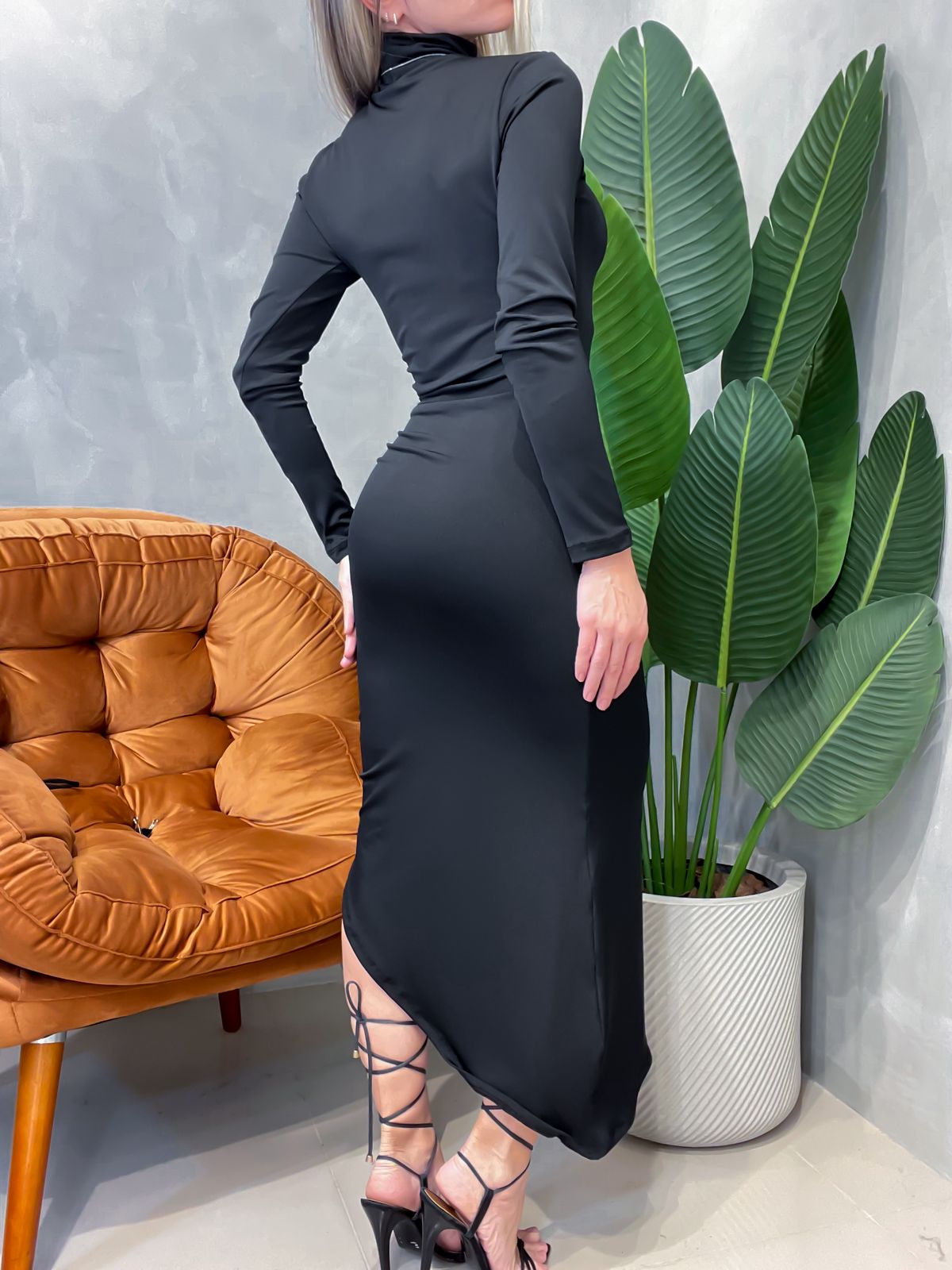 Vestido Midi Tayssa em Suplex com Manga Longa, Plissado e Gola