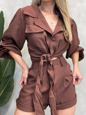 Conjunto em Alfaiataria Sensoriale com Shorts e Camisa de Amarração