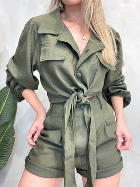 Conjunto em Alfaiataria Sensoriale com Shorts e Camisa de Amarração