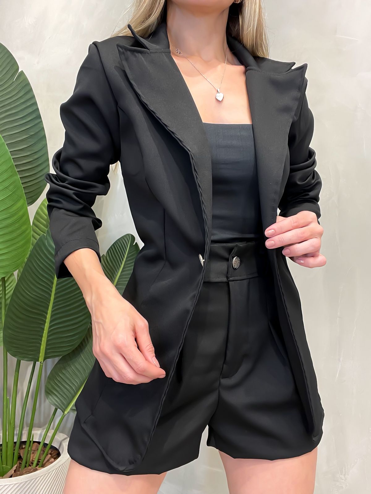 Conjunto em Alfaiataria com Blazer de Botões e Shorts