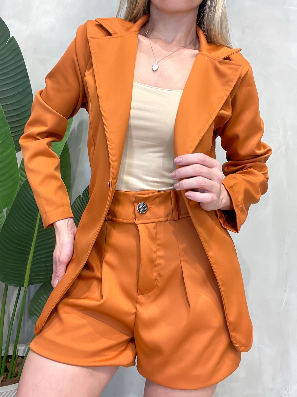 Conjunto em Alfaiataria com Blazer de Botões e Shorts