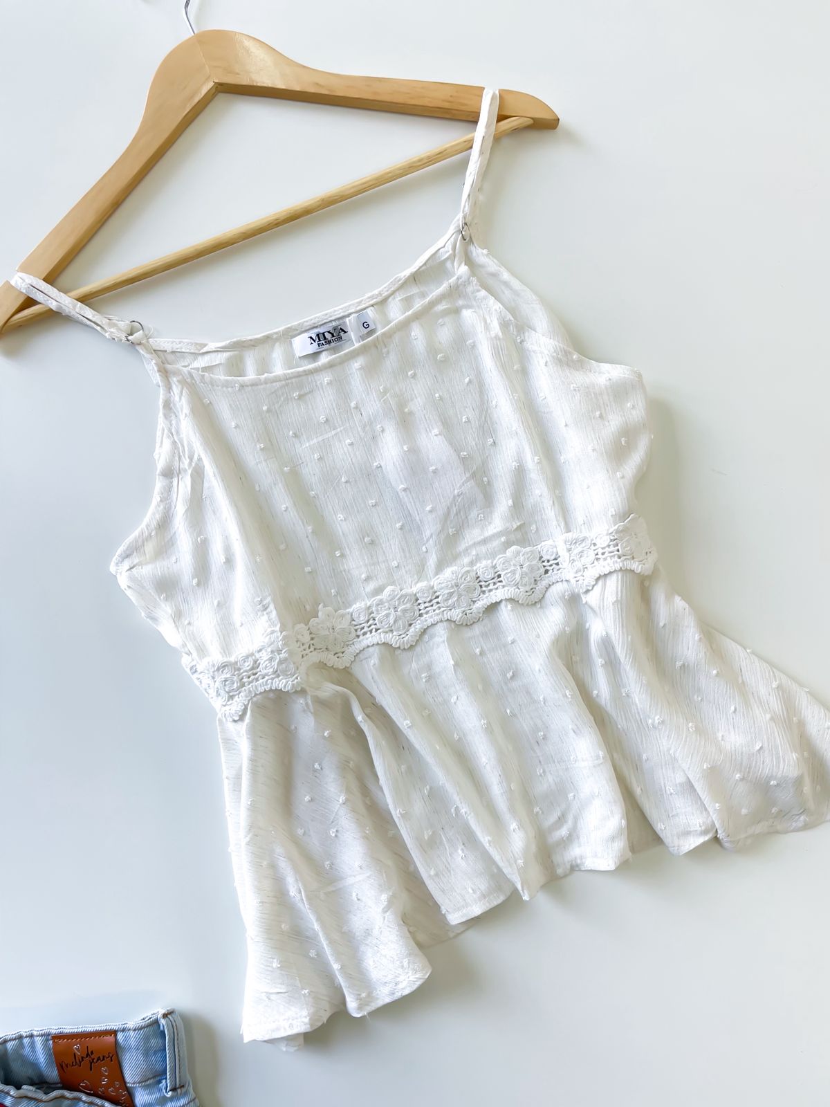 Blusa em Viscolinho com Alça Fina e Renda