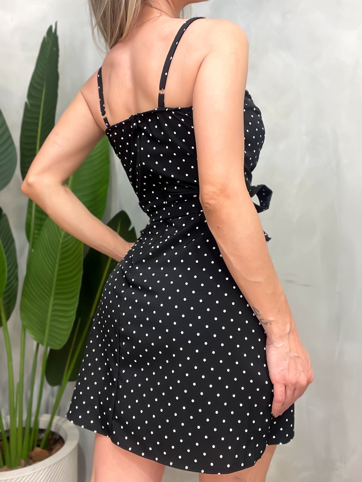 Macaquinho Vestido Abigail Transpassado de Alça com Estampa Poá