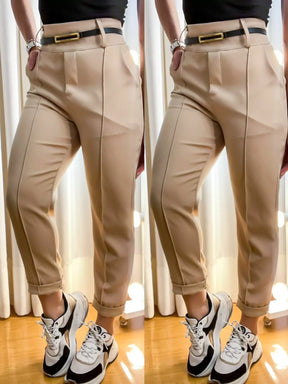 Calça Feminina Skinny em Alfaiataria com Cinto Fino e Zíper Lateral