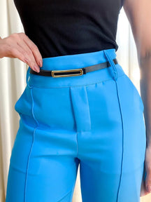 Calça Feminina Skinny em Alfaiataria com Cinto Fino e Zíper Lateral