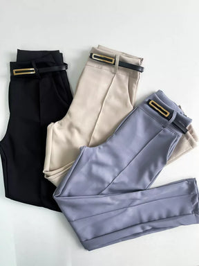 Calça Feminina Skinny em Alfaiataria com Cinto Fino e Zíper Lateral
